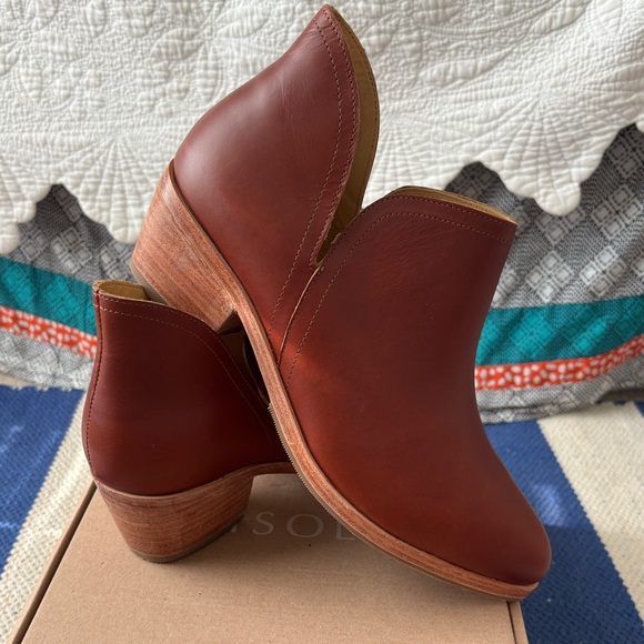 Nisolo Shoes - Brand New in Box Nisolo classic ankle booties size 10 in the color brandy